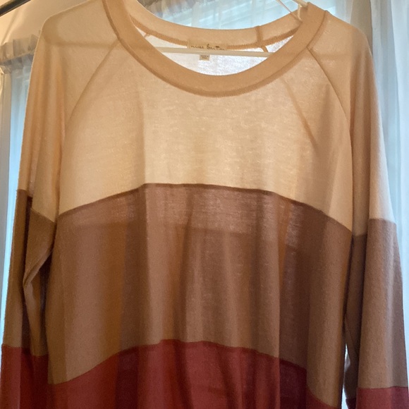 Long sleeved top. Knot front. Tri colored cream brown rust - Picture 2 of 3